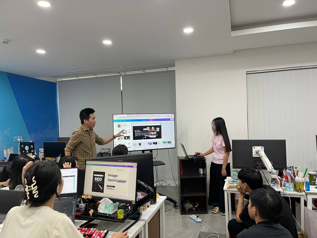 Buổi đào tạo vận hành phần mềm trước màn hình lớn tại MONA