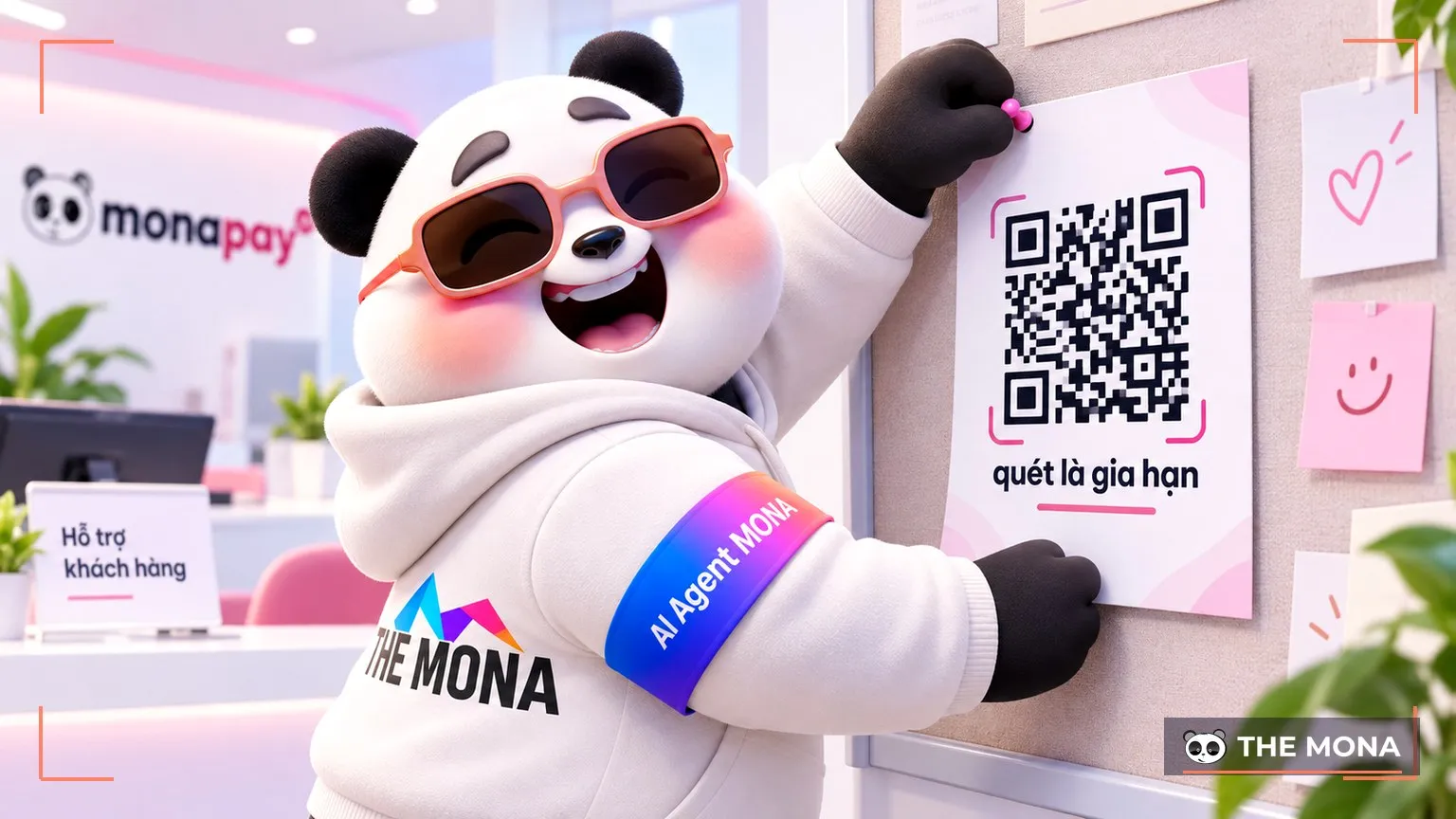 Gấu MONA treo tấm QR in A4 lên bảng thông báo khách hàng, dưới ghi quét